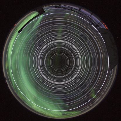 Senderos de la Estrella del Polo Sur. Dicha imagen solo se podría lograr desde dos lugares del planeta Tierra. Fue grabado durante el 1 de mayo de 2012 por una cámara digital en el techo de MAPO, en el Observatorio Martin A. Pomerantz en el Polo Sur.