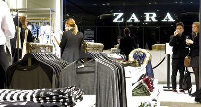 Vista del interior de una tienda de la cadena de moda Zara. 