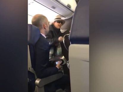 Una pasajera enloquece tras ser descubierta fumando en el baño de un avión.