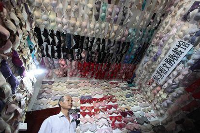 Chen Qingzu, de 56 años, en el interior de una pequeña habitación con las paredes y los techos cubiertos de sujetadores que colecciona en su casa, en Sanya (China). Chen ha coleccionado alrededor de 5.000 sujetadores en los últimos 20 años.