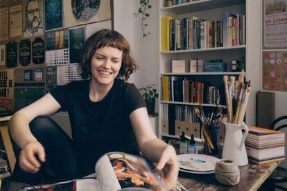 Annie Atkins, diseñadora gráfica y autora de 'Fake love letters'
