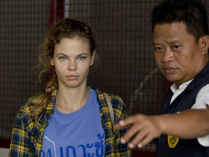 Anastasia Vashuk&eacute;vich, el pasado 28 de febrero junto a un polic&iacute;a tailand&eacute;s