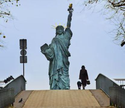 Réplica parisiense de la neoyorquina Estatua de la Libertad, ubicada en la isla de los Cisnes.