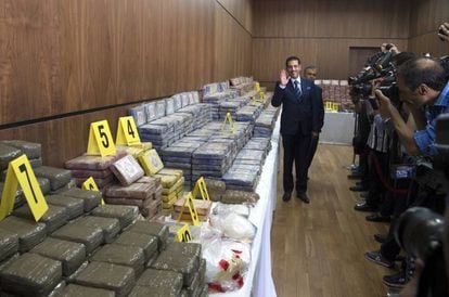 El director de la Brigada Central de Investigaciones Judiciales (BCIJ), Abdelhak Jiam, presenta la mayor cantidad de cocaína hallada en el país, el miércoles en Rabat,