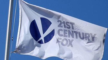Bandera de la Twenty-First Century Fox, en el edificio de la compa&ntilde;&iacute;a en Los &Aacute;ngeles (California, EE UU).
