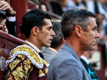 Talavante (izquierda) y Joselito, en el callejón de la plaza de Las Ventas.