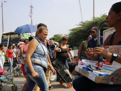 Una mujer vende medicamentos en el puente internacional Simón Bolívar, frontera entre Colombia y Venezuela. 