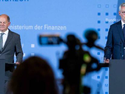 El ministro alemán de Finanzas, Olaf Scholz, y su homólogo francés, Bruno Le Maire, este lunes en Berlín.