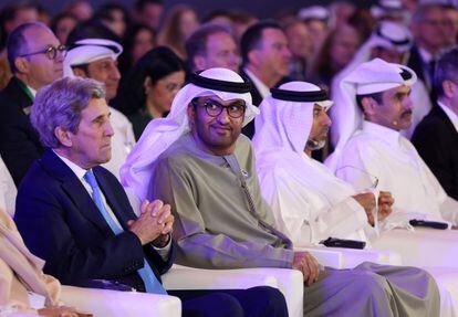 El ministro de Industria y CEO de ANDOC, el sultán Ahmed Al Jaber (en el centro), con John Kerry, el 14 de enero en Abu Dabi.