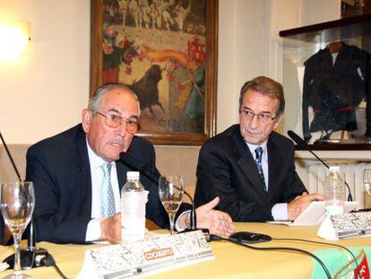 Eduardo Miura, en su intervenci&oacute;n, junto a Pedro Mari Azofra.