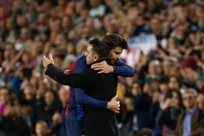 Xavi, entrenador y ex compañero de Piqué, abraza al defensa después de sustituirlo por Christensen en el minuto 85.
