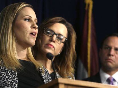 Carolyn Fortey, víctima de abusos en Pensilvania, junto a su hermana y el fiscal general.