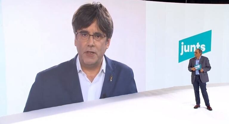Carles Puigdemont, interviene el pasado día 25 en el acto de presentación del partido. A su lado, el presidente de la Generalitat, Quim Torra.