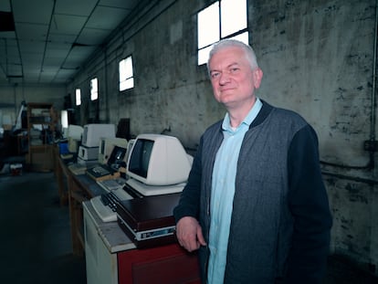 Carlos Izquierdo posando con algunas de las computadoras del museo que tiene previsto abrir próximamente en Majadas de Tiétar (Extremadura)