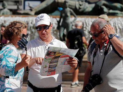 Turistas consultan un mapa en Valencia.