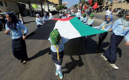 Refugiados palestinos, con la bandera nacional. 