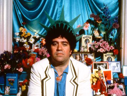 Pedro Almodóvar posa en Nueva York para los medios en el estreno de su película '¡Átame!', en 1990.