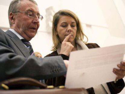 La presidenta de Castilla-La Mancha, María Dolores de Cospedal, junto al consejero de hacienda, Diego Valle.