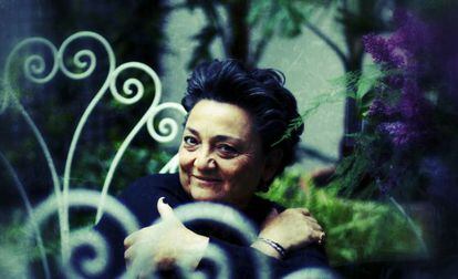 Elena Benarroch en el jardín de su tienda en la calle de Zurbarán.