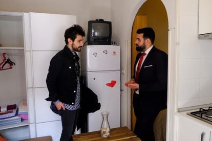 El joven gallego Rober Carlos visitando "el piso más barato de Lavapiés", guiado por el agente de la inmobiliaria Redpiso Jorge Hoyos.
