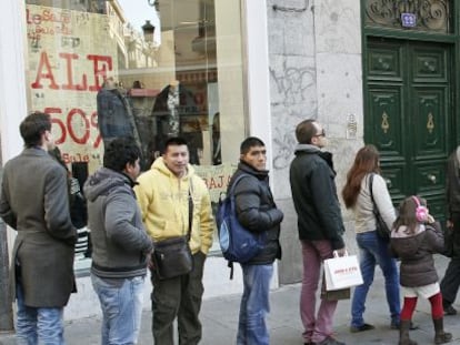 Cola para comprar un d&eacute;cimo en la madrile&ntilde;a administraci&oacute;n de loter&iacute;a de Do&ntilde;a Manolita.