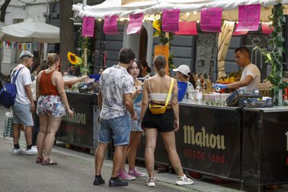 Varias personas el miércoles 9 de agosto de 2023 en el recinto donde se celebran las Fiestas de San Lorenzo, en Madrid.
