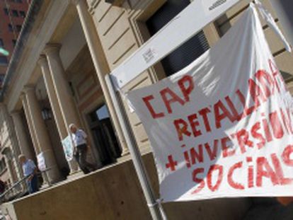 Una pancarta ante el Hospital de Vall d'Hebron Hospital en Barcelona.