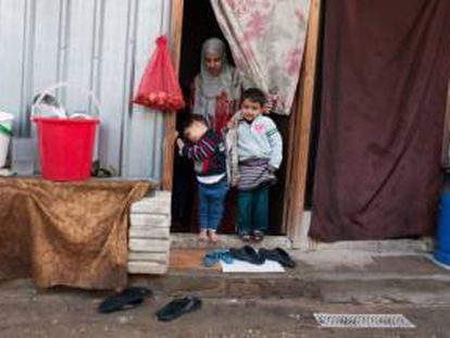 Malak Akram, con sus hijos en su casa en un campo de refugiados.