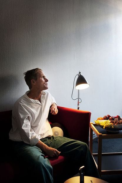 El escritor Peter Høeg, en la oficina de su agente en Copenhague.