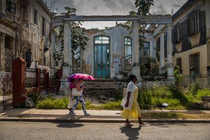 Varias mujeres pasan junto a las ruinas de un inmueble en el barrio de Vedado, en La Habana. Los grandes edificios eran la residencia de las familias ricas cuando "la Revolución triunfó", en 1959. La mayoría de los contrarios al comunismo los abandonaron y se fueron a Miami.