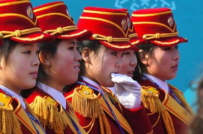 Las animadoras presentan una imagen idealizada de la belleza femenina y envían un claro mensaje desde el régimen norcoreano: un ejército de mujeres con aspecto de muñeca de porcelana. El grupo supera en amplia mayoría a las dos docenas de atletas que participarán en los juegos de Pyeongchang y a la veintena de periodistas que se encuentra en la delegación.

 