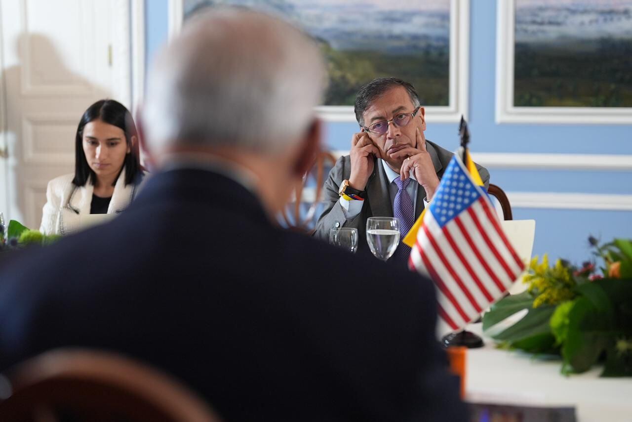 El presidente Gustavo Petro, junto a su jefe de gabinete, Laura Sarabia, en la reunión con la delegación de congresistas estadounidenses que lidera el demócrata Bob Méndez, el martes en Bogotá.