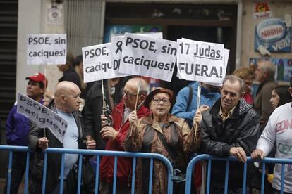 Ambiente en el exterior de la sede del PSOE en Ferraz donde una veintena de militantes protestan por la abstención