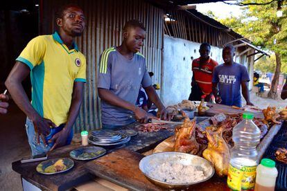 Jóvenes que trabajan en un asador de carne con la esperanza de poder ahorrar y salir de los montes Madara para buscar trabajo en Yaundé o Duala. 
