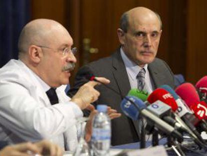 El consejero de Sanidad, Rafael Bengoa (a la derecha), con el director del Hospital Universitario de Álava, Jon Armentia, ayer durante la presentación del historial dosimétrico.