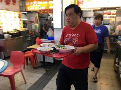 CLIENTES TRANSPORTANDO SU BANDEJA EN TAI WAH / CAPEL