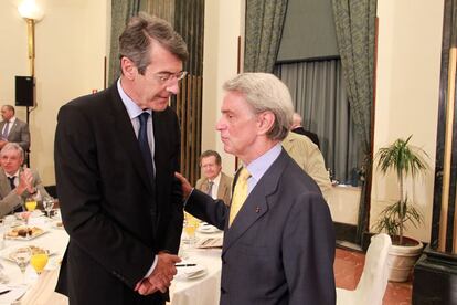Fernando Becker, director de recursos operativos de Iberdrola, habla con Eduardo Montes, presidente de Unesa, en el Foro Cinco Días.