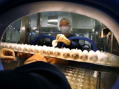 Una trabajadora extrae un huevo de la zona de recolección en la fábrica de vacunas de Sanofi Pasteur en Pensilvania (EE UU).