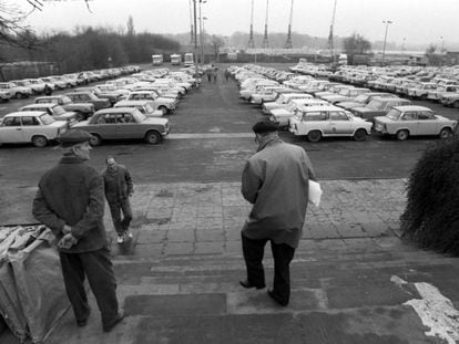 Coches Trabant en Rostock, en la antigua RDA, en 1990.