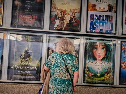 Una mujer, frente a la cartelera de los Cines Galicine Ponte Vella, el día 15 en Ourense.