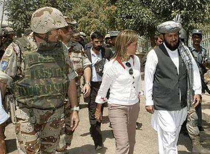 La ministra española de Defensa, Carme Chacón, ha visitado hoy a las tropas españolas en la base de Qala i Naw (Afganistán) acompañada por el Coronel Carlos Terol, jefe de la ASPFOR, y el gobernador de la provincia de Badghis.