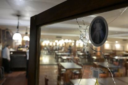 Vidriera con orificios de bala del restaurante rosarino El Establo, atacado por narcos el 22 de noviembre de 2021.