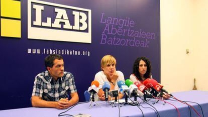 Ainhoa Etxaide, en el centro, durante la rueda de prensa de LAB.