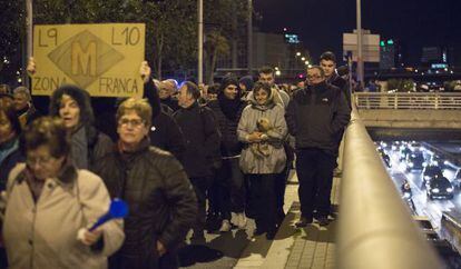 Una imagen de una protesta de vecinos de Zona franca que quieren que la linea 9 de Metro llegue a la Zona franca.