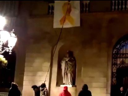 Momento de la retirada del lazo amarillo del Ayuntamiento de Barcelona. En vídeo, identificadas cinco personas por quitar el lazo amarillo del Ayuntamiento de Barcelona.