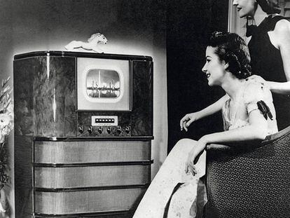 Dos mujeres estadounidenses, ante un receptor de señal televisiva de 1939.