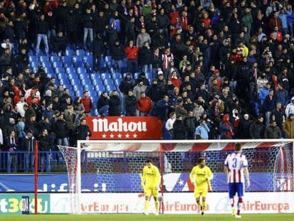 El fondo que ocupa habitualmente el Frente Atl&eacute;tico, con algunos asientos vac&iacute;os, durante el partido contra el Villarreal en el Calder&oacute;n.