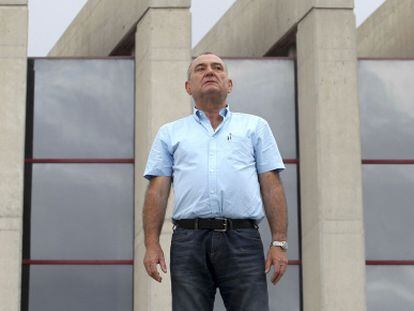 Jos&eacute; Luis Adell, nuevo alcalde de Navalcarnero (PSOE), delante del Ayuntamiento.