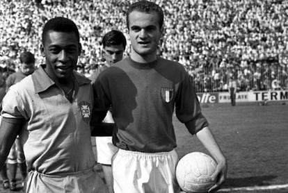 Mazzola, a la derecha, con Pelé, en 1963.