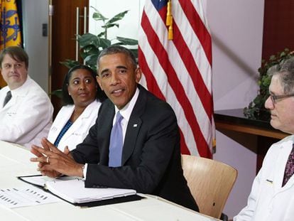 Obama, con los médicos del centro de Control de Enfermedades.